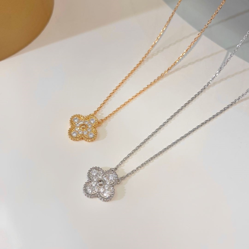 Ba*len*cia*ga necklaces